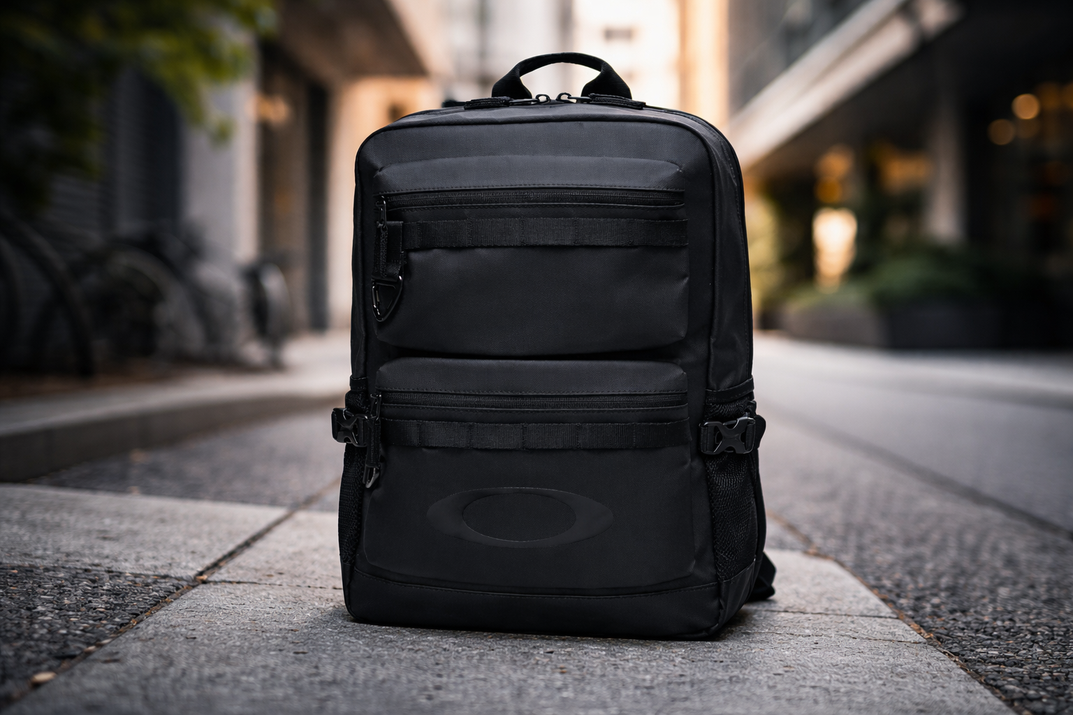 Les sacs à dos Oakley Rover Pebble et Blackout sont disponibles à Routes&Roads.