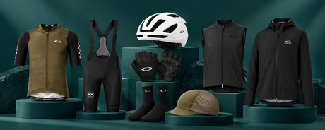 OAKLEY : VÊTEMENTS, CASQUES ET ACCESSOIRES POUR ROULER TOUTE L’ANNÉE