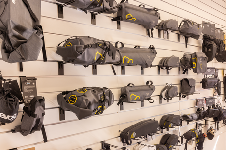 Сasques vélo, pédales, selles, accessoires vélo, produits d’entretien et de nettoyage à Paris