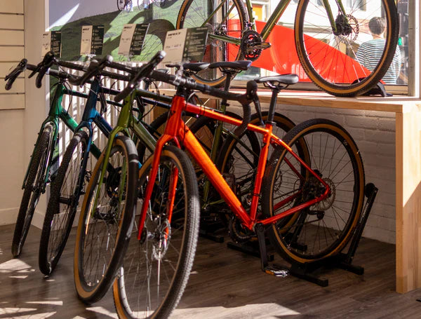 LOCATION DE VÉLOS GRAVEL ET ÉLECTRIQUES À PARIS CHEZ ROUTES AND ROADS