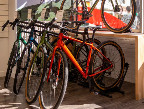 LOCATION DE VÉLOS GRAVEL ET ÉLECTRIQUES À PARIS CHEZ ROUTES AND ROADS