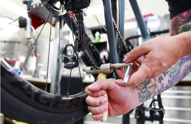 Entretien vélo au printemps : les indispensables avant de reprendre la route à Paris