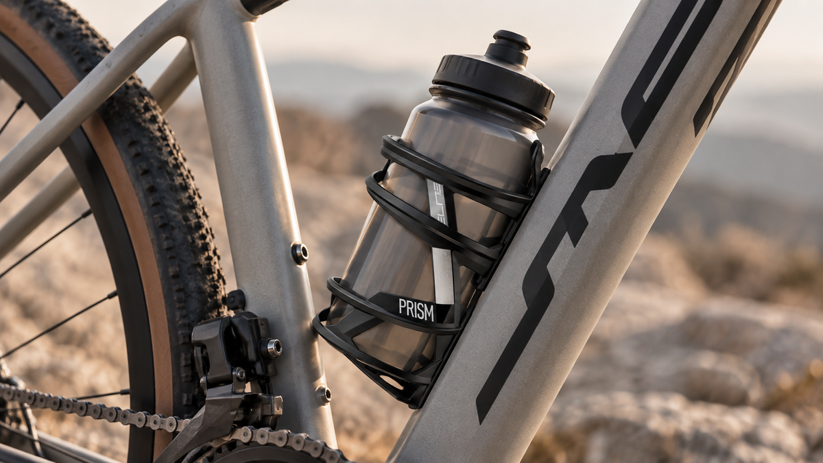 ELITE PRISM CARBON : LE PORTE-BIDON PENSÉ POUR LES CADRES OÙ CHAQUE CENTIMÈTRE COMPTE