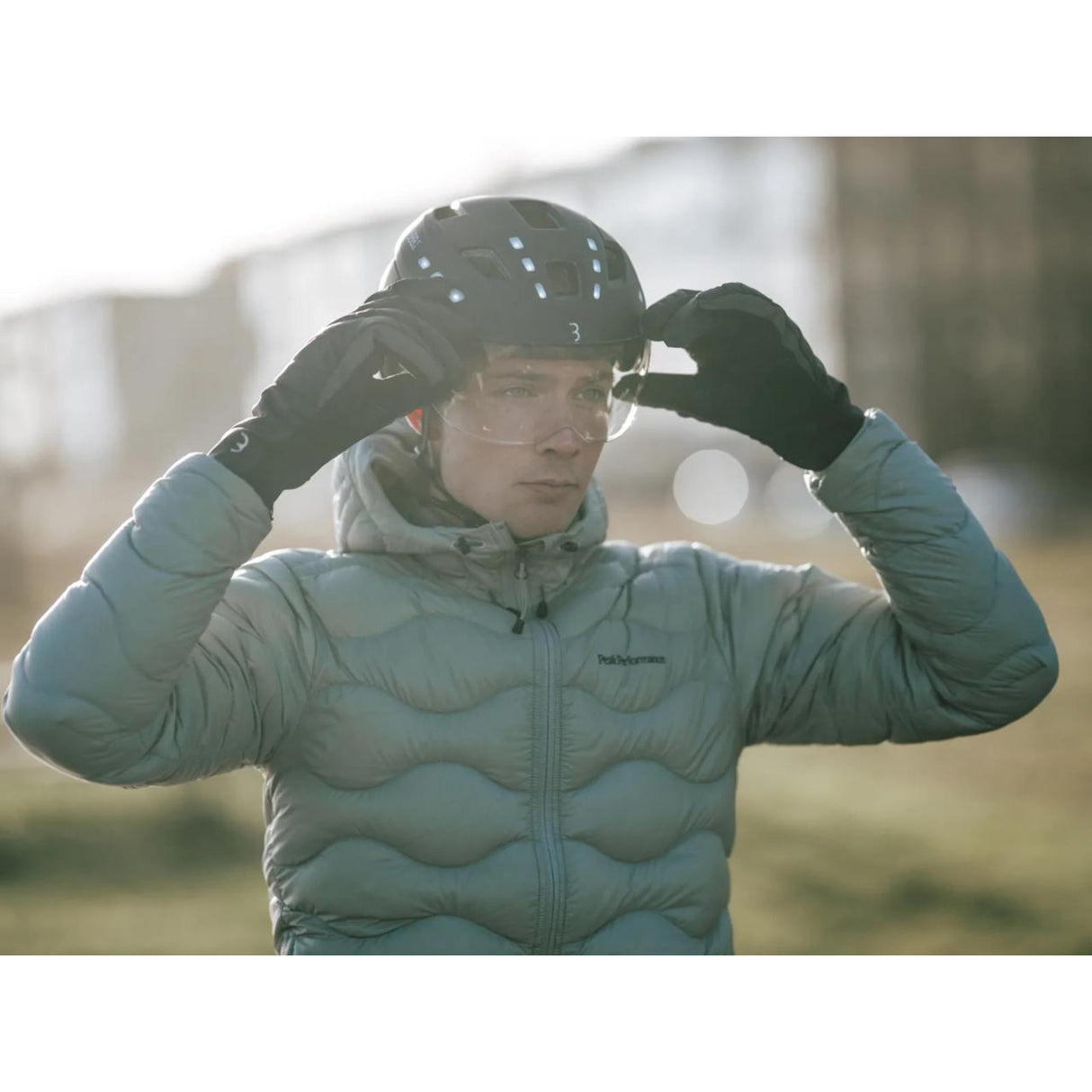 Casque de vélo avec visière BBB District Led Noir