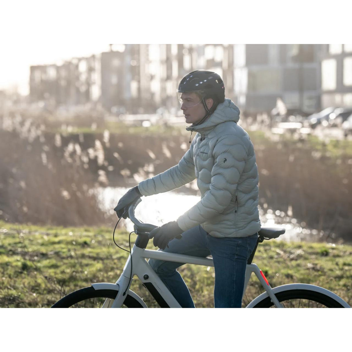 Casque de vélo avec visière BBB District Led Noir